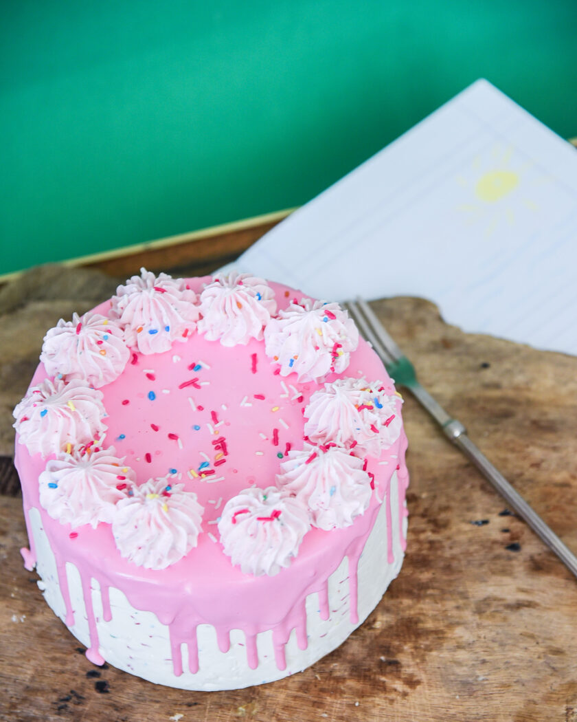 Sprinkles and Drip Cake 7-8 Ατόμων - Image 3