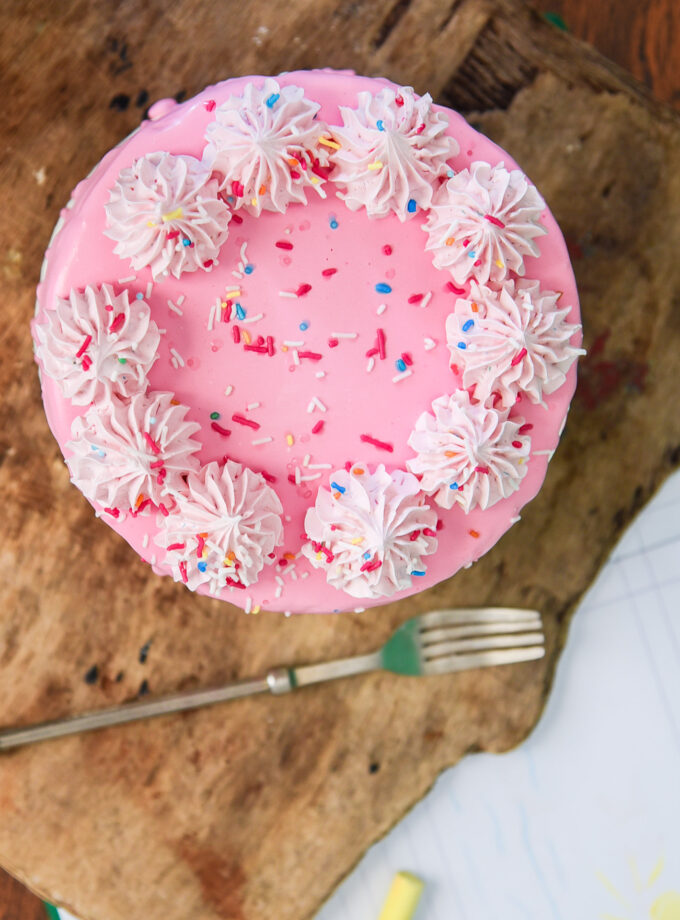 Sprinkles and Drip Cake 7-8 Ατόμων