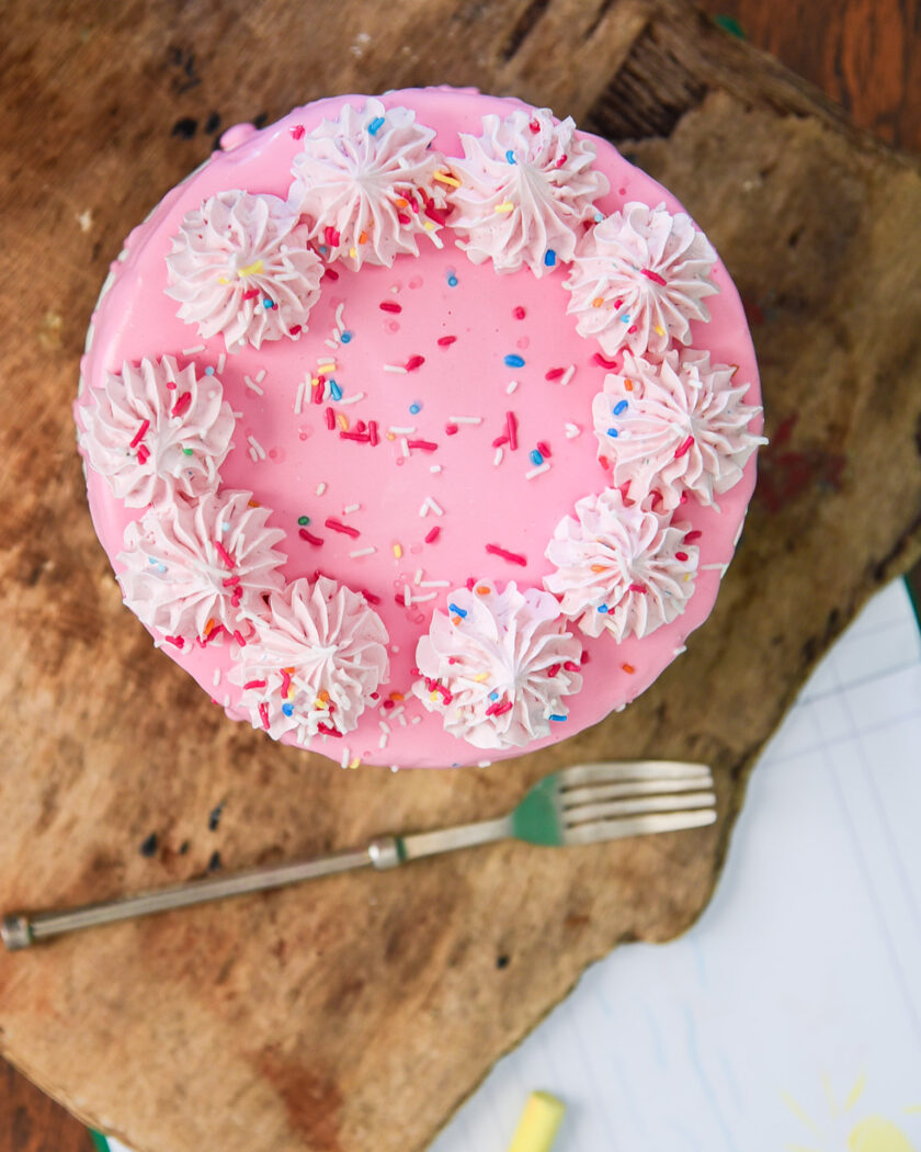 Sprinkles and Drip Cake 7-8 Ατόμων