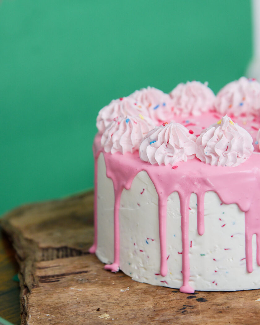 Sprinkles and Drip Cake 7-8 Ατόμων - Image 2
