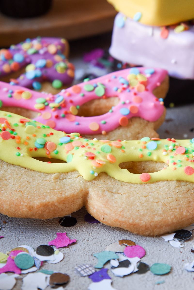 2 Carnival Mask Cookies - Image 2