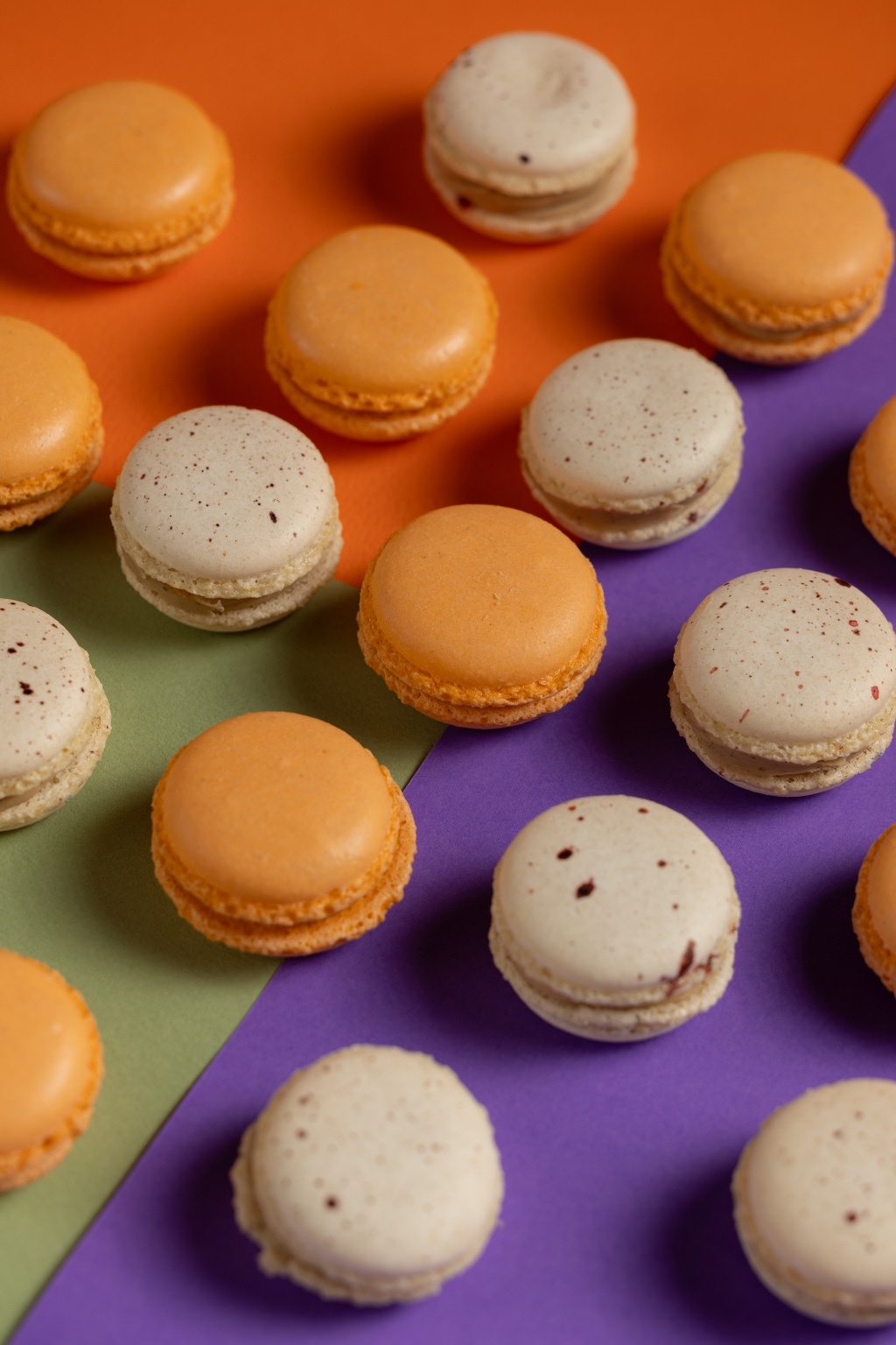 20 Halloween Macarons Lotus + Halloween Macarons Pumpkin Spice Latte